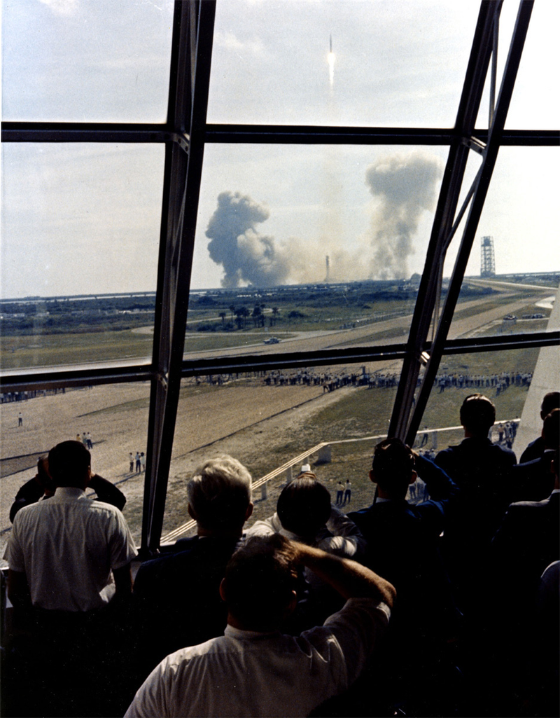 Illustration for article titled Amazing photos from NASA's vaults show how they assembled Apollo 11